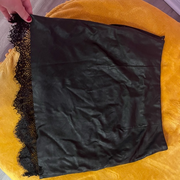 Leather skirt with lace tips - Picture 2 of 3
